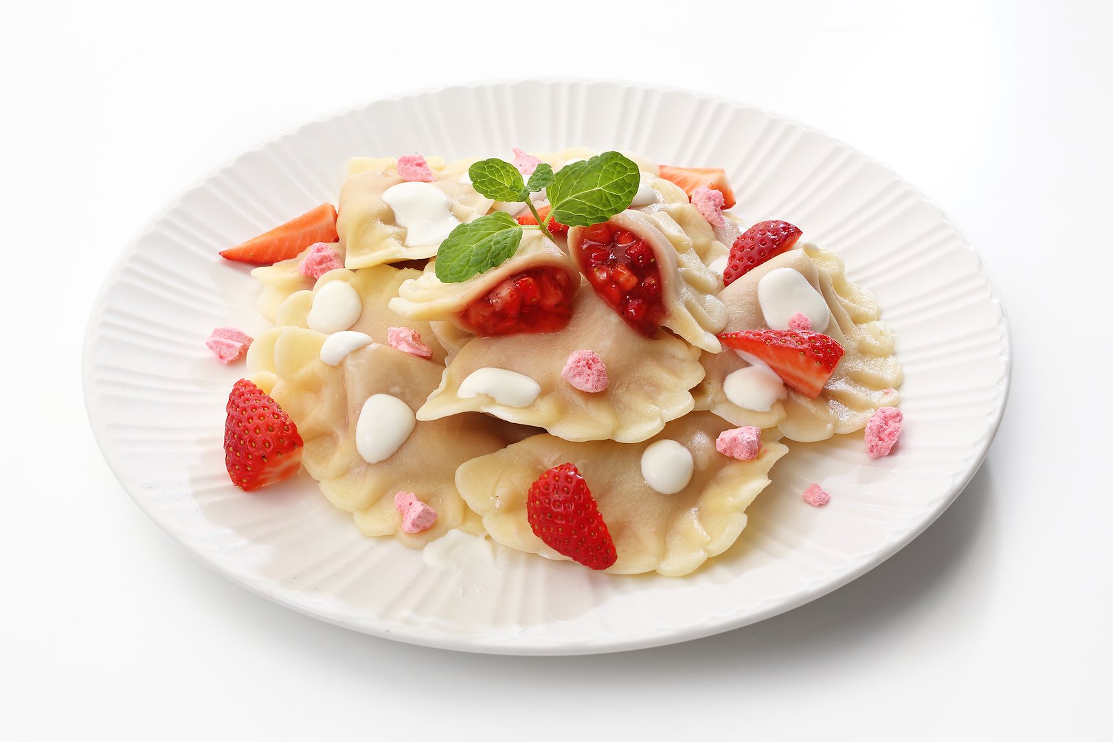 WESOŁA RODZINKA Pierogi 1kg z truskawkami /4/